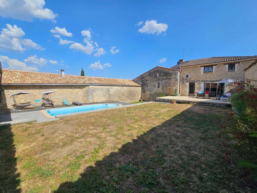 Maison charentaise de 232 m², 6 chambres, un bureau, piscine et un garage de 90 m² - LINARS (16) - photo 2