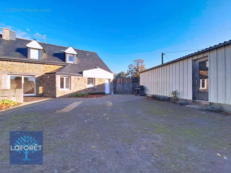 Maison à LOUVIGNE-DU-DESERT