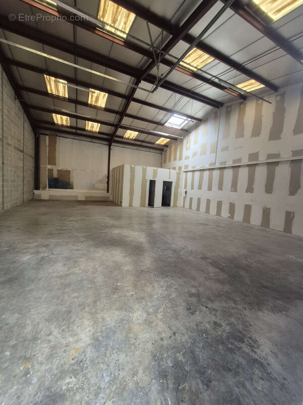 Local commercial 203 m2 zone artisanale - photo 2