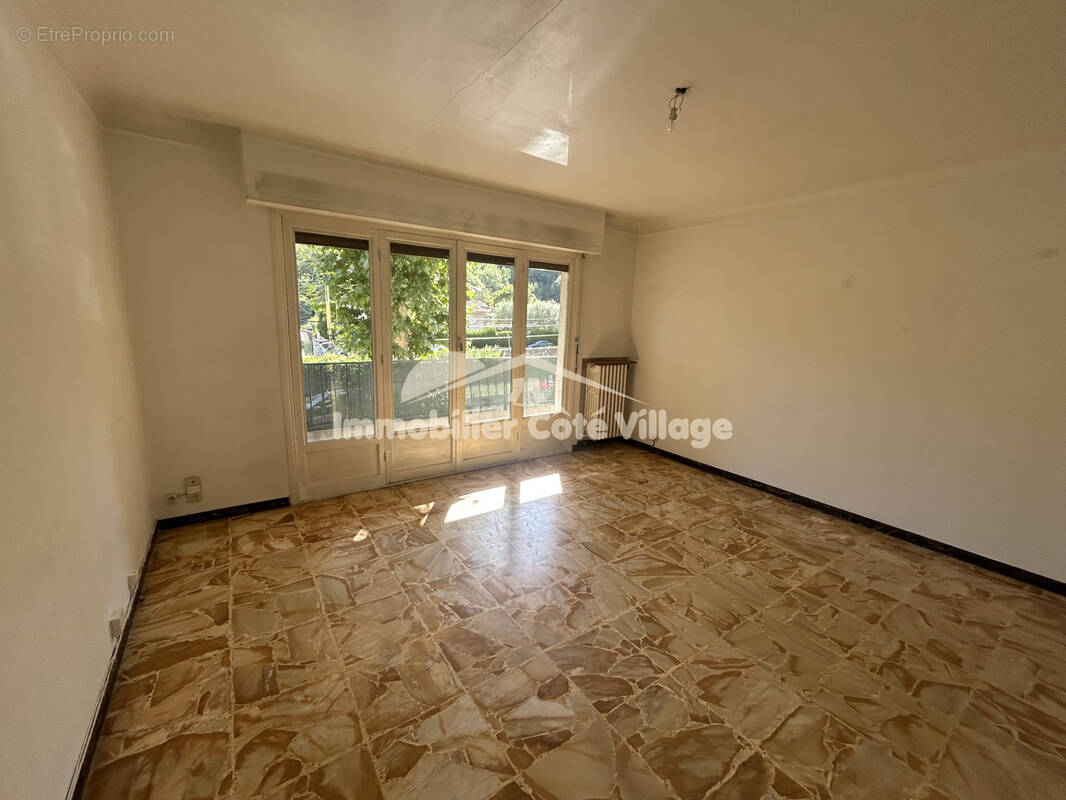 Appartement à CONTES