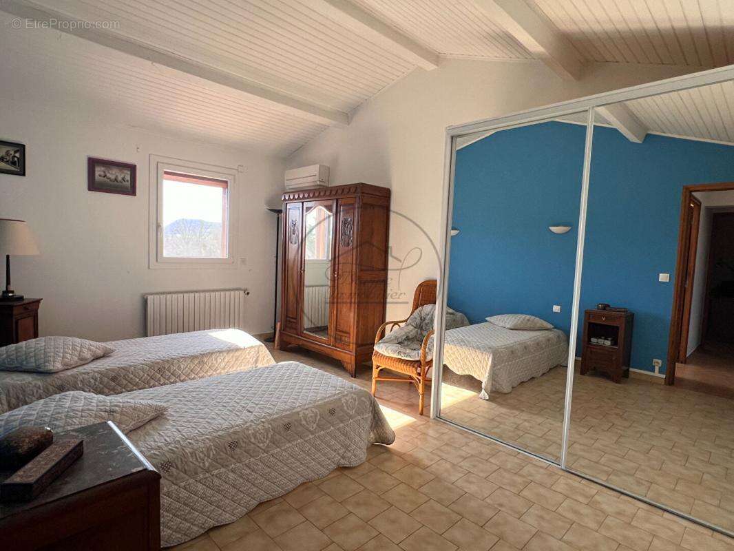 Maison à SAINT-SAUVEUR-DE-CRUZIERES