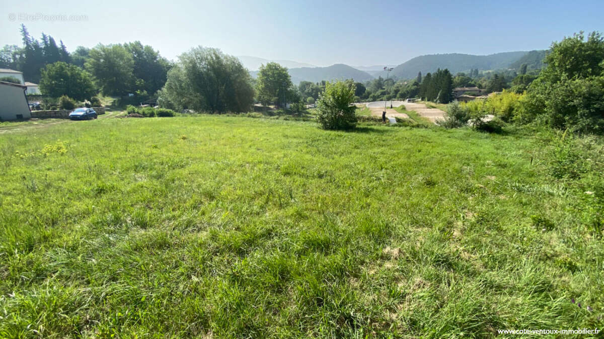 Terrain à ENTRECHAUX