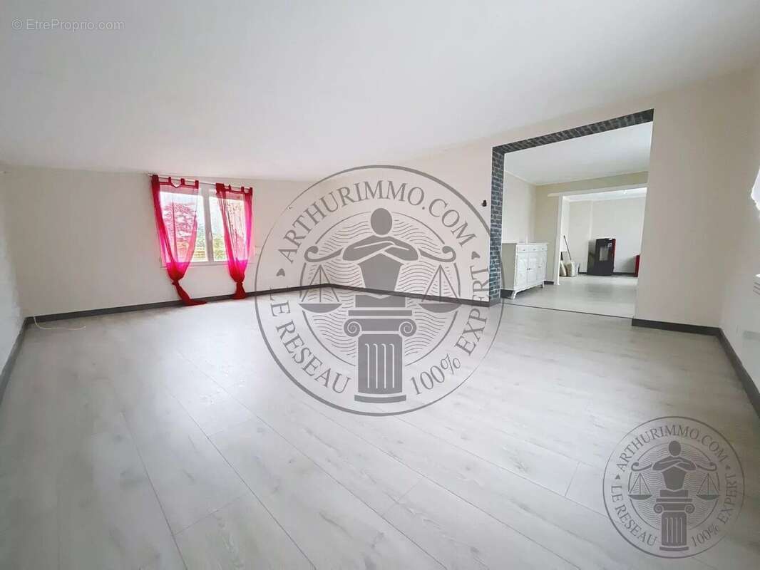 Maison à MONDONVILLE-SAINT-JEAN