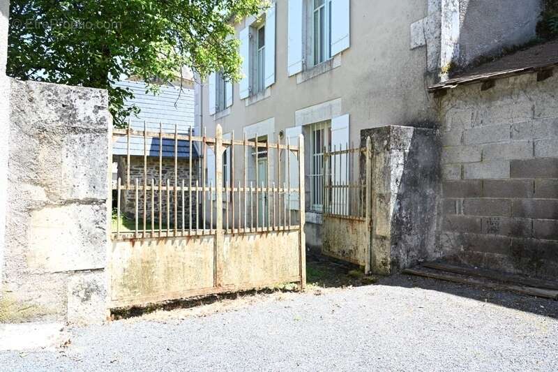 Maison en pierre avec garage située dans le village de Sarrazac - photo 4
