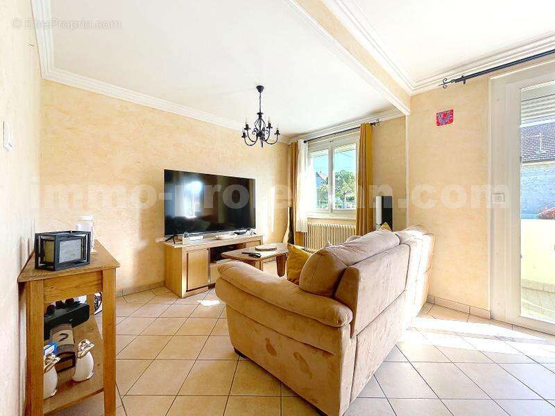 Maison_jumelée_cuisine_equipée_Annemasse_proche_commerces_bus_tram_ceva_gare_frontieres_suisse_genève_sejour_cuisine_ouverte_degagement_chambre_terrasse_terrain_ - Maison à ANNEMASSE