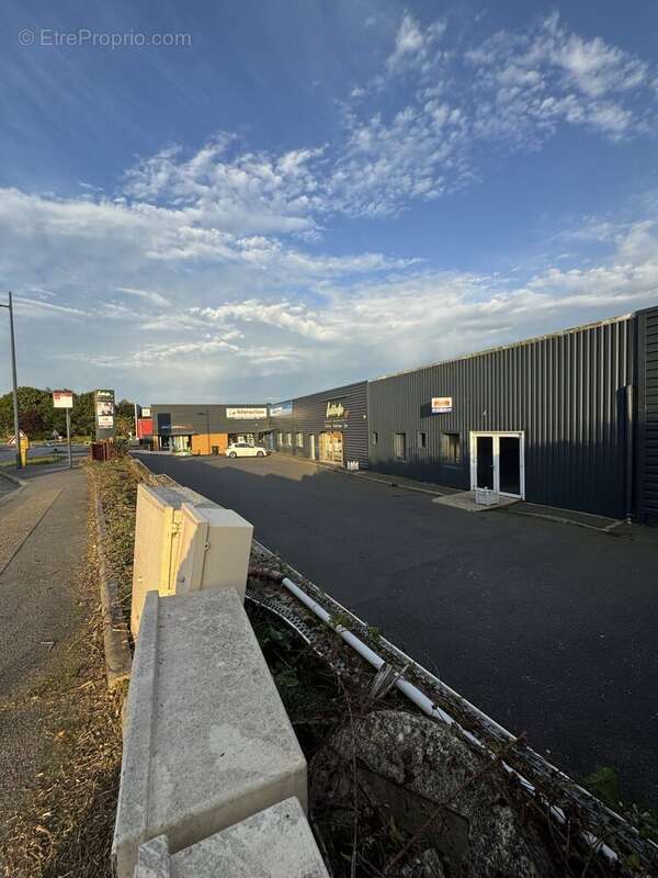 Commerce 120 m² à Saint-Martin-Des-Champs  - photo 3