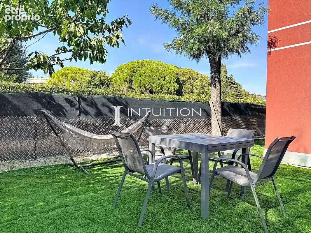 Golfe-Juan : Vaste appartement rez-de-jardin dans un immeuble de standing avec piscine - photo 4
