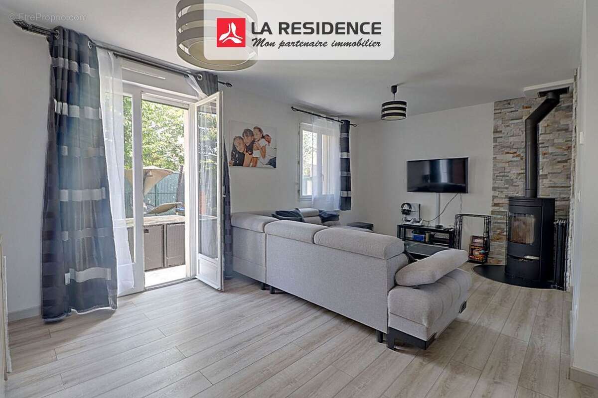 Maison à MAURECOURT