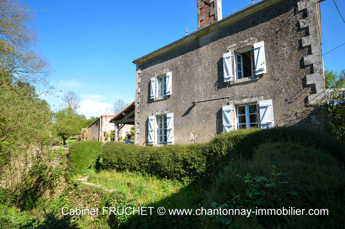 Maison à BAZOGES-EN-PAREDS