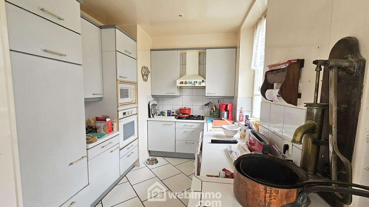 Une cuisine équipée de 17 m² avec son espace repas. - Maison à MILLY-LA-FORET