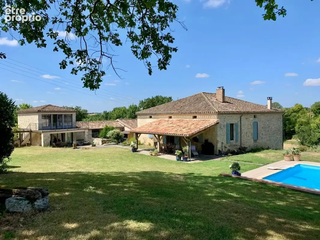 Propriété de campagne de 271m2 avec 5 chambres, piscine et 7896m2 de jardin - photo 1