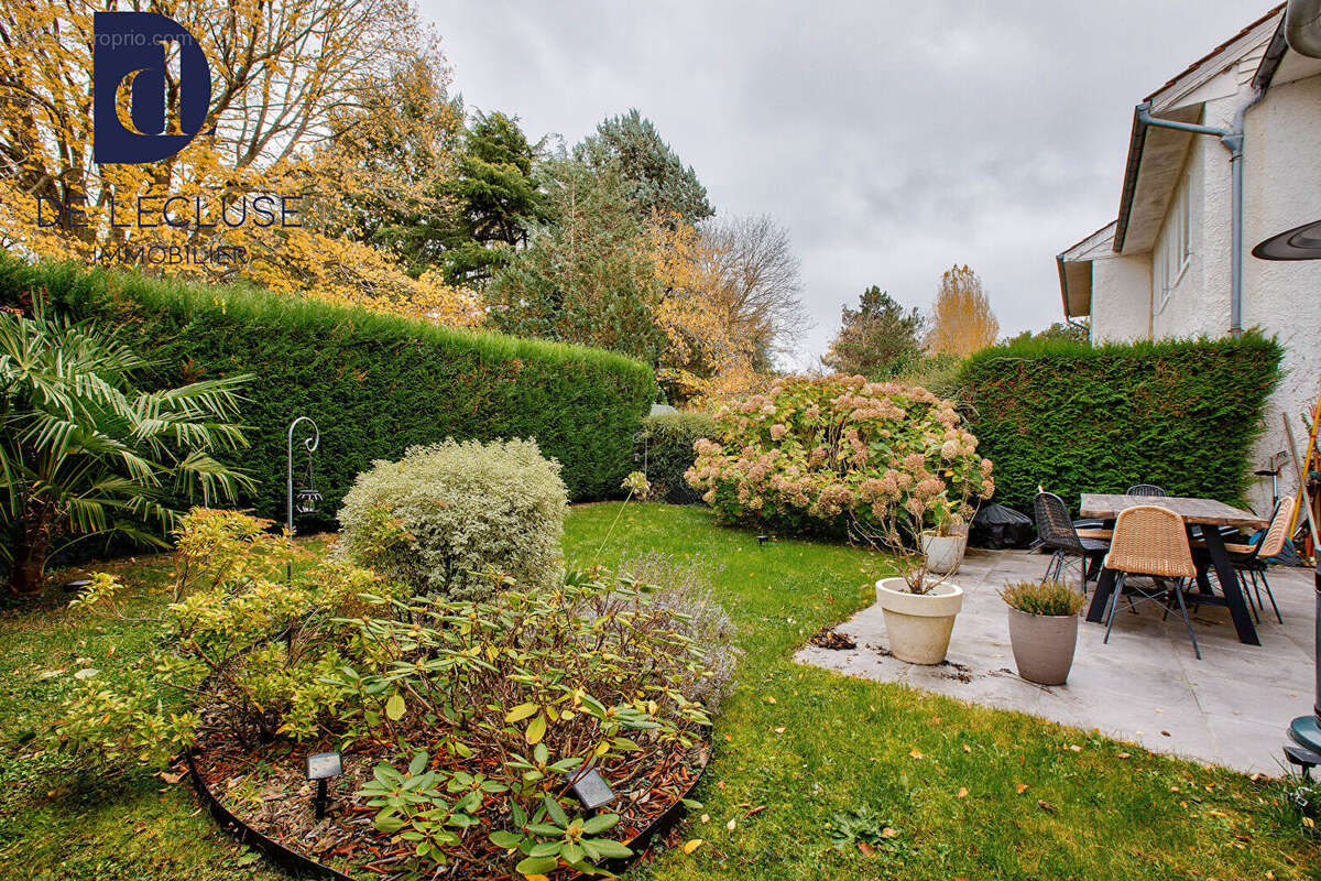 Les Loges-en-Josas  - Belle Maison  8 pièces de 130m2 avec Jardin - photo 17