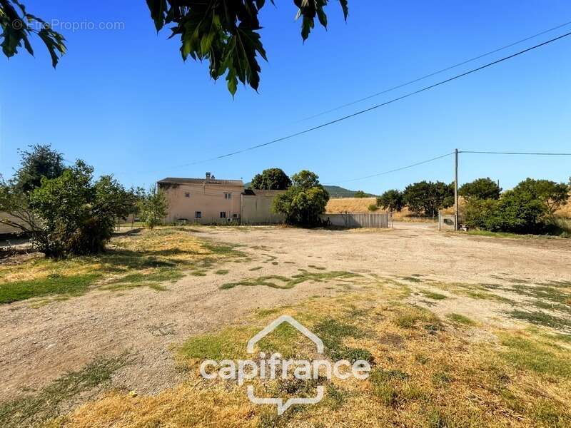 Alleins, maison de plain pied de   83m2 environ établie en zone agricole sur une parcelle de 3 400m2 m2 avec garage attenant - photo 22