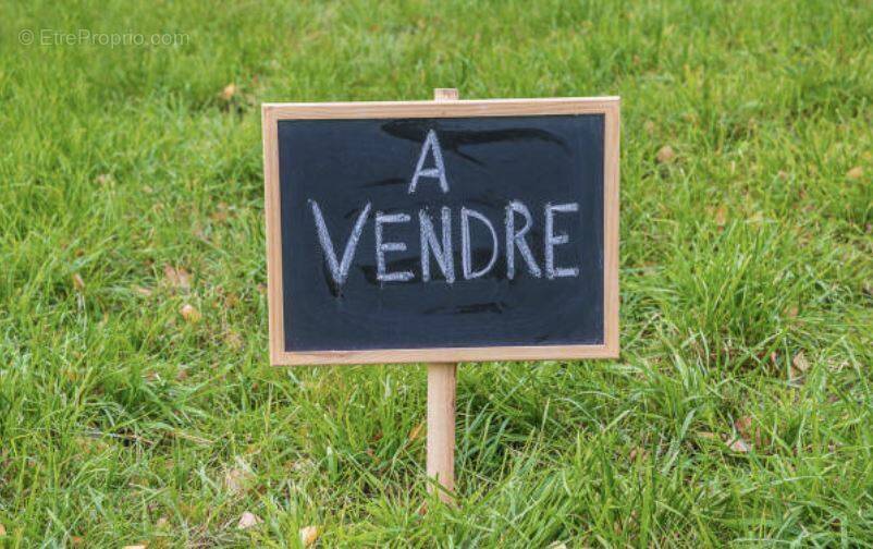 Terrain à FONTAINES-SAINT-MARTIN