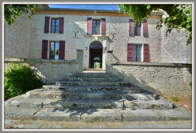 Dpt Lot et Garonne (47), à vendre proche d' AGEN Propriété P8 de 385 m² plus dépendances de 400 M2- Terrain de 25 HA - photo 2