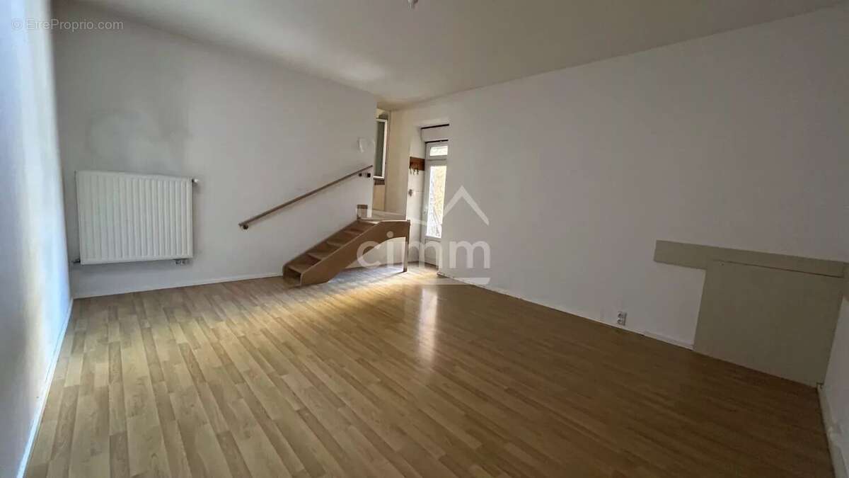 Maison à LARAGNE-MONTEGLIN