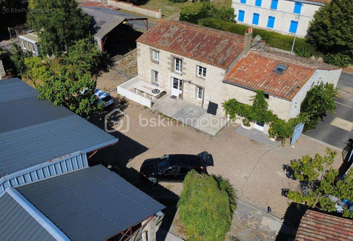 Charentaise a finir de renover – 150 m² – bernaÿ-saint-martin - photo 2