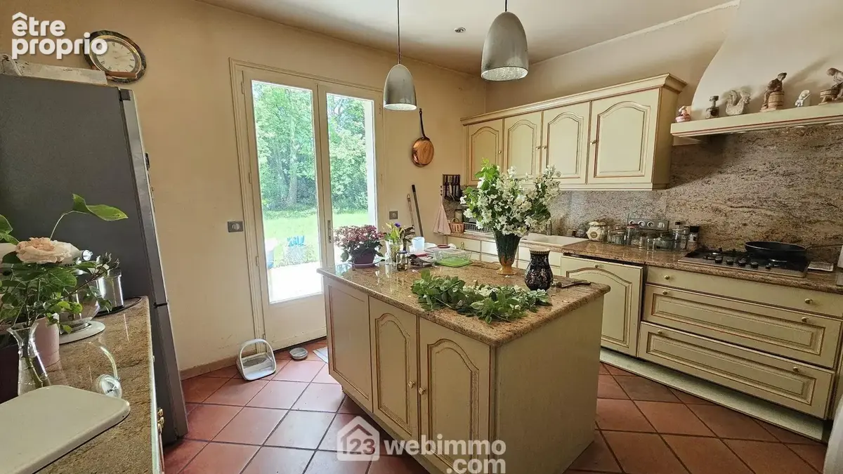 Une cuisine semi-ouverte sur le séjour d'une surface de 14 m², toute équipée.