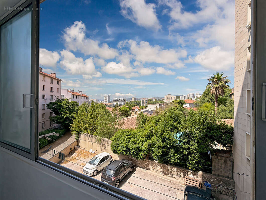 À VENDRE - Magnifique T3 entièrement rénové à Marseille 4ème - Chutes-Lavie - parking privé et cave - proche métro - photo 5