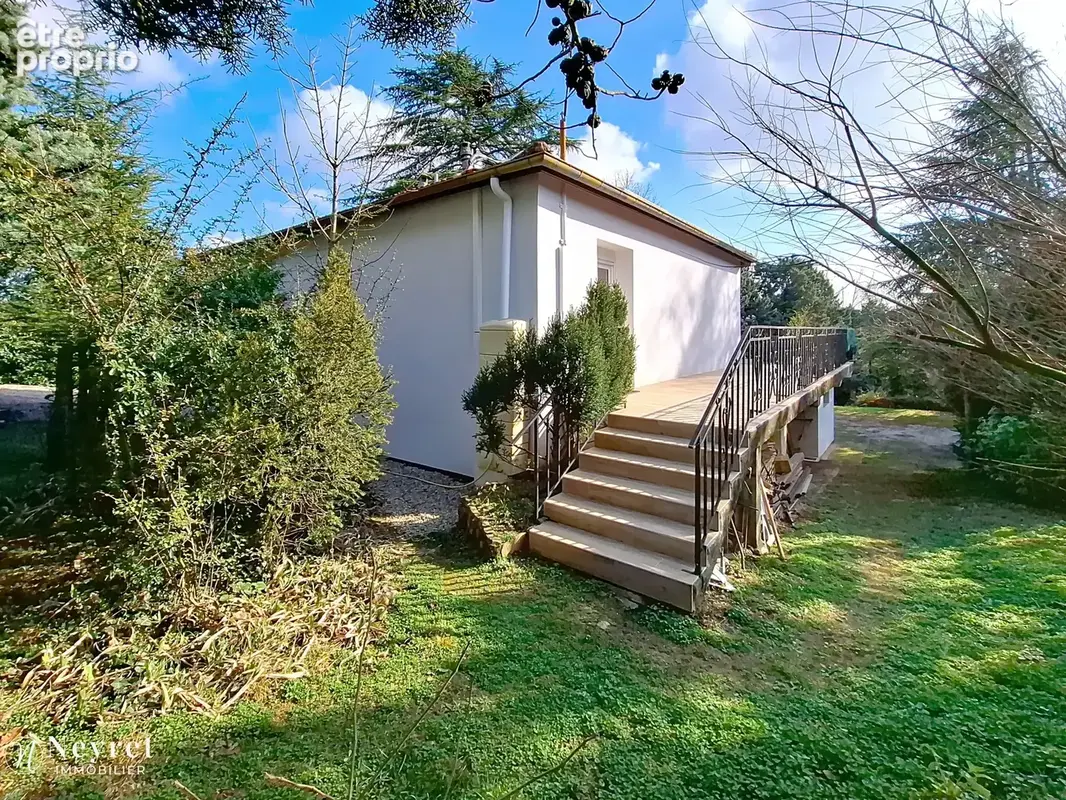 Maison individuelle totalement rénovée de 140 m2 sur 1850 m2de terrain - photo 1