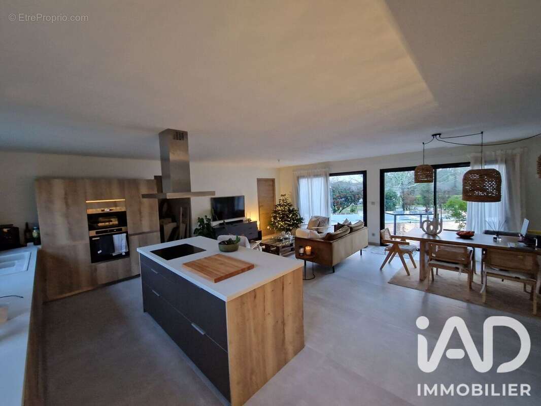 Maison 128 m² à Carignan-De-Bordeaux  - photo 2