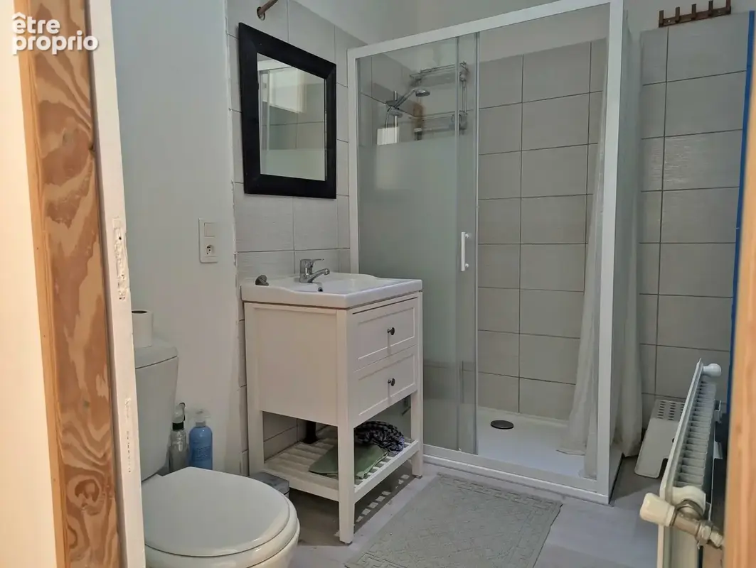 Salle d\'eau avec wc à Crain