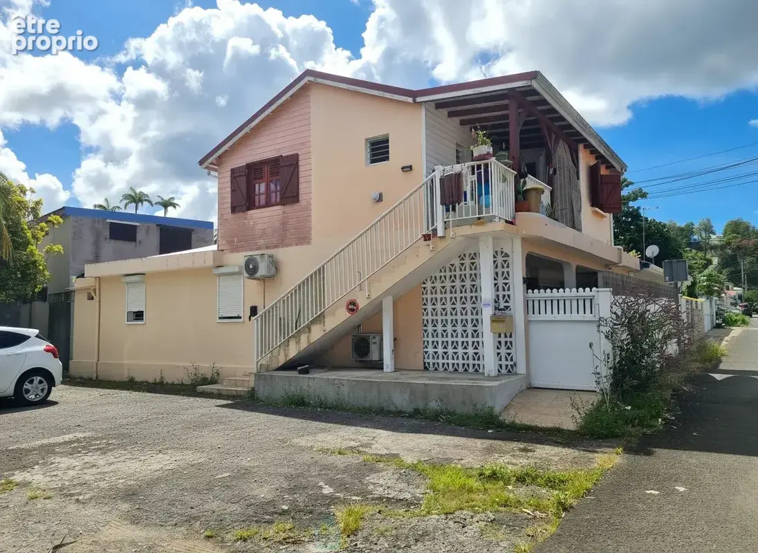 Maison à LES ABYMES