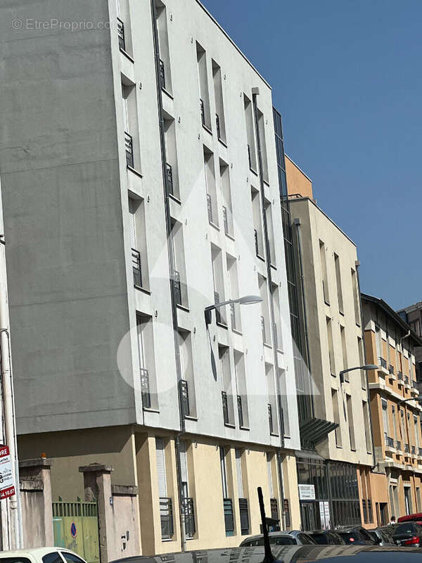 Studio Charpennes SANS BAIL COMMERCIAL18.66 m2 en étage élevé. - photo 5