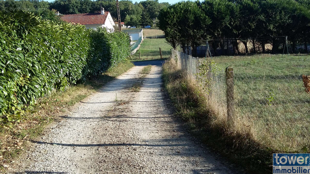 Terrain à GARAT