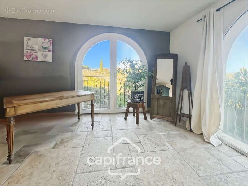 Domaine et Golf de Pont Royal, belle  propriété de 290 m2 établie sur un terrain de 2600 m2, cinq chambres, un bureau, piscine,  - photo 23