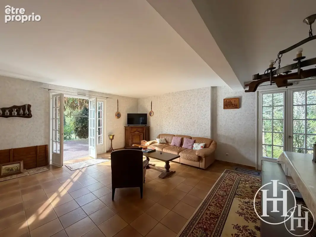 À saisir : deux pas de la forêt de tronçais   maison familiale avec sous-sol sur plus de 3 000 m2 de terrain ! - photo 3