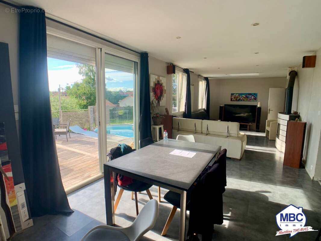 Maison à MONTREVAULT