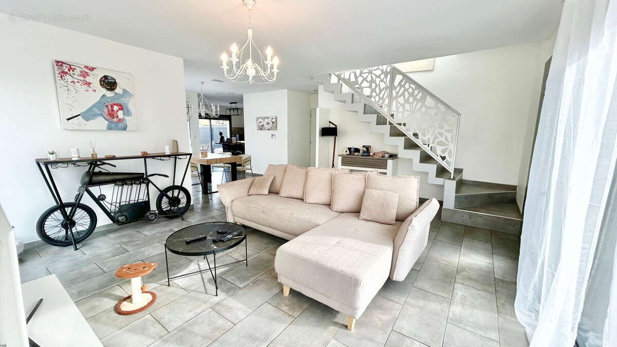 Maison à SAINT-ESTEVE