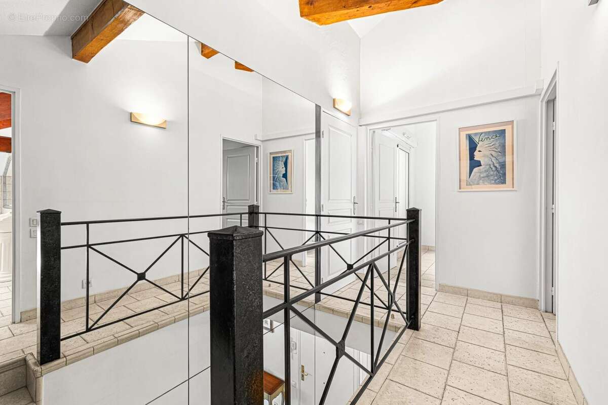 Exclusivité – Nice Ouest – Corniche Fleurie – Duplex esprit « Villa sur le toit » – 100 m² – Terrasses spectaculaires (91 m²) &  - photo 9