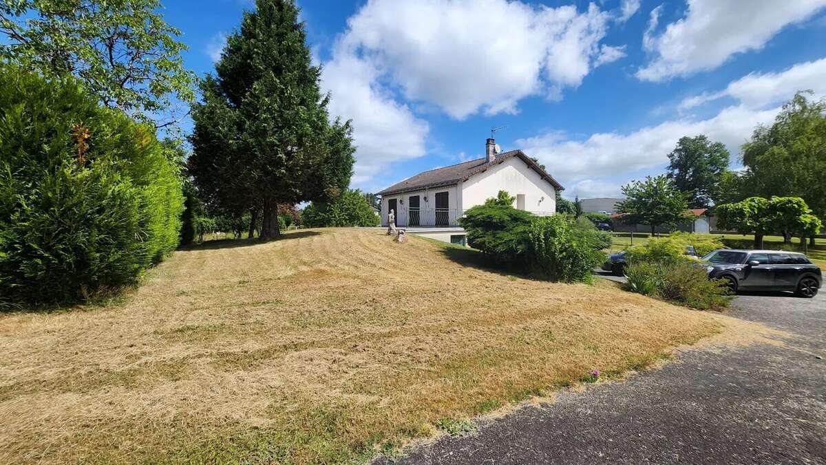 Maison à SAINT-JUNIEN