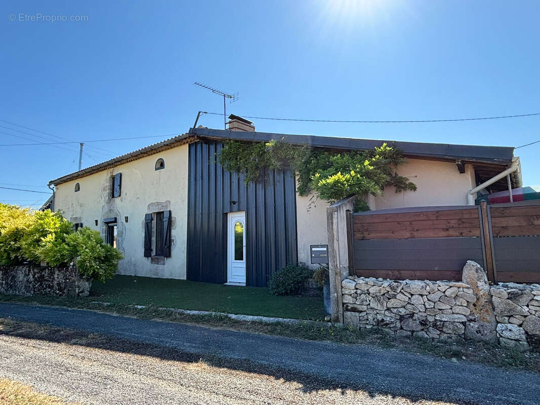 Charmante maison en pierre de 115 m2 avec grange, carport et jardin clos ! - photo 2