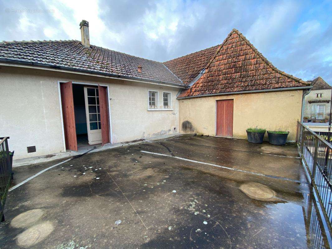 Maison à MAUZAC-ET-GRAND-CASTANG
