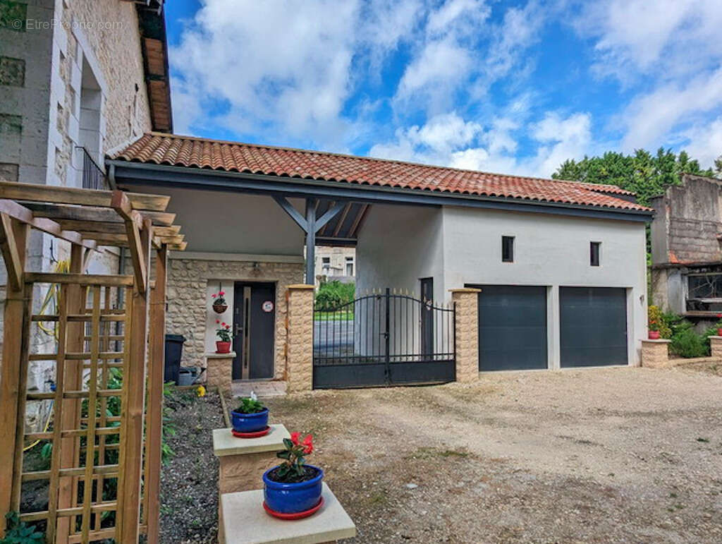 Magnifique maison en pierre renovée, avec vues,  sur terrain d'environ 1162m2 - photo 3