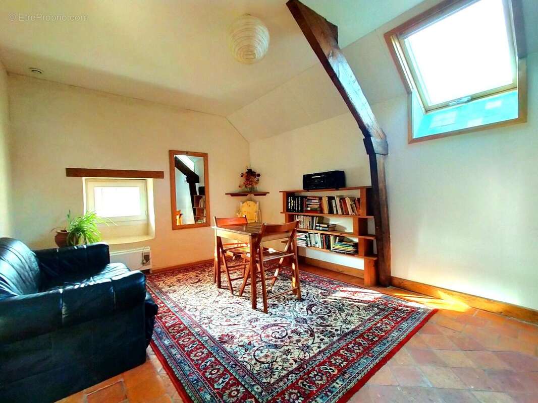 Maison à vendre à St Germain de Coulamer salon ou chambre