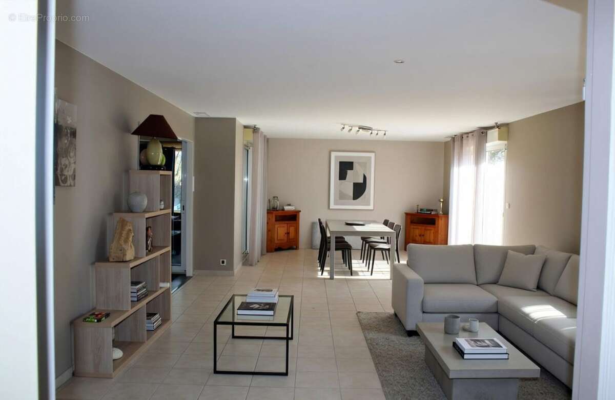 Crayssac 46150 Maison de plain-pied de 215 m², grand terrain et jolie piscine - photo 3