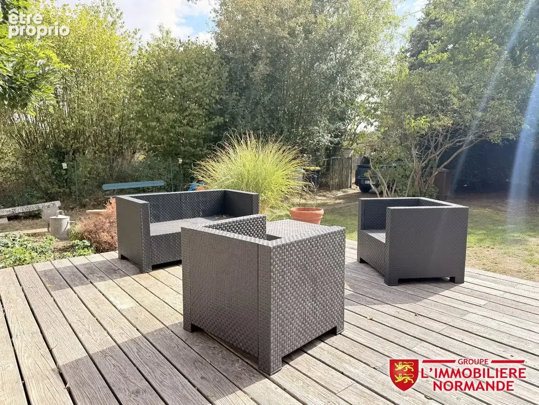 Maison familiale avec sous-sol complet et jardin arboré - photo 4