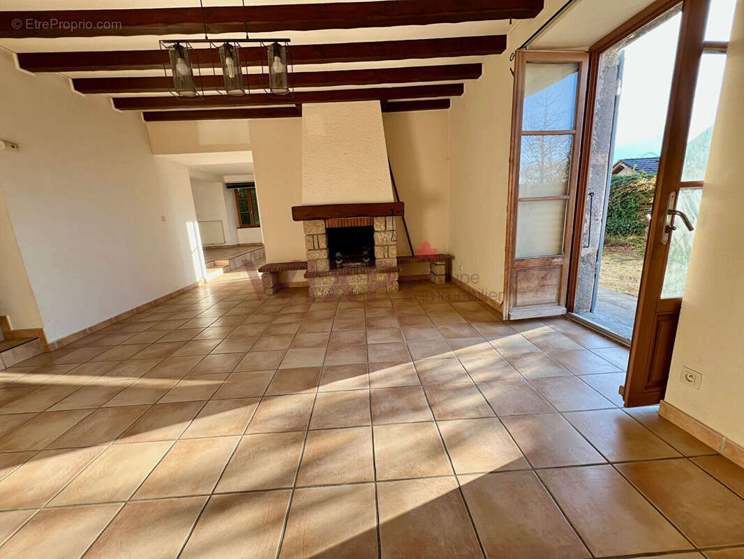 Appartement à SAINT-NAZAIRE-LES-EYMES