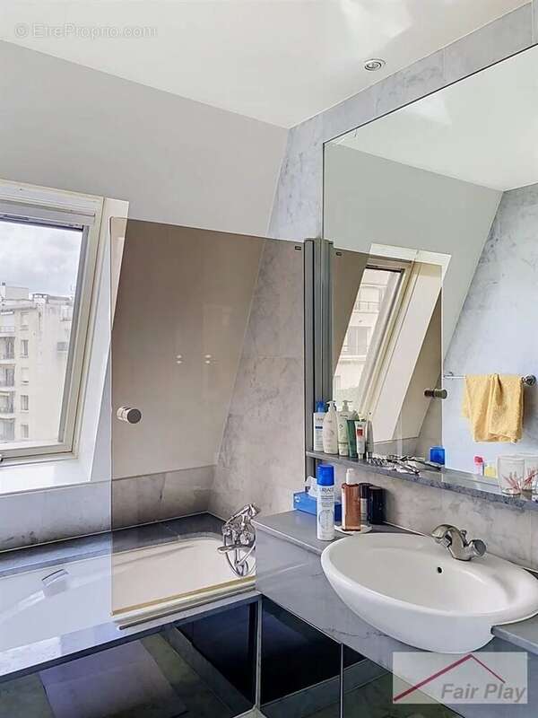 Appartement à PARIS-16E