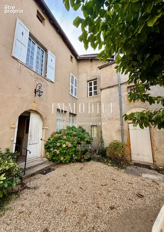Demeure de caractère du XVIIᵉ siècle de 340 m2 avec cour et beau potentiel - photo 2