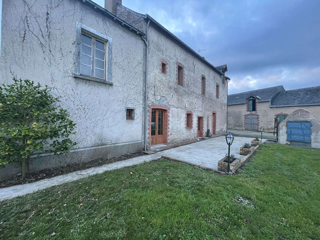 Maison à SAINT-LAMBERT-DU-LATTAY
