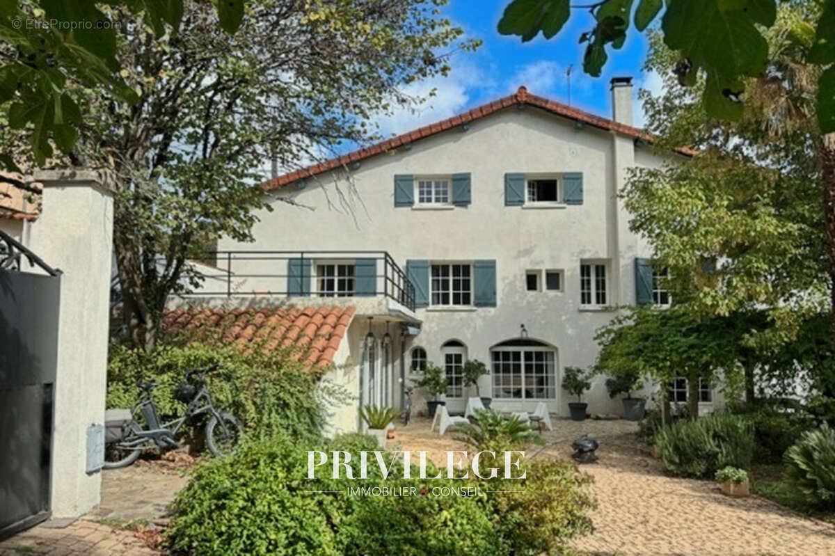 Maison à COLLONGES-AU-MONT-D'OR