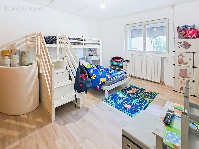 Maison en pierre rénovée avec dépendances –  Terrain de 2 200 m² - photo 13