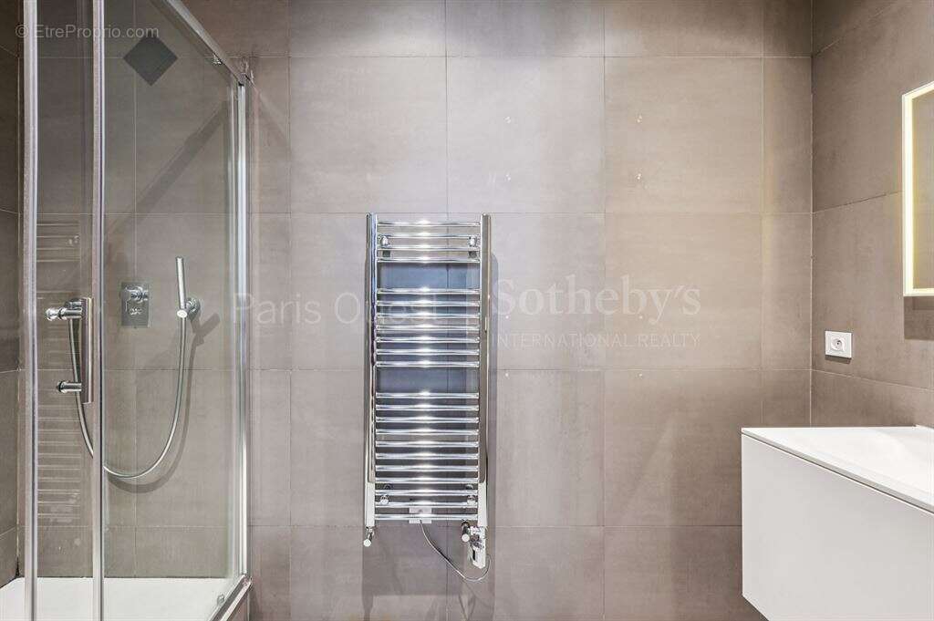 Appartement à PARIS-8E