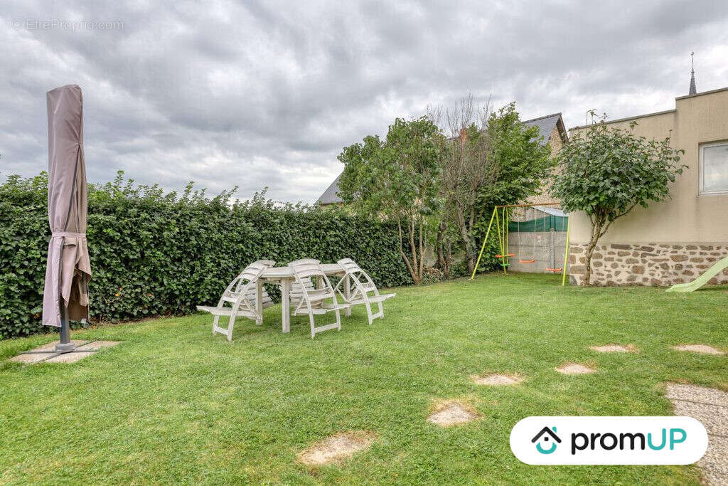 Maison à MONTREUIL-POULAY