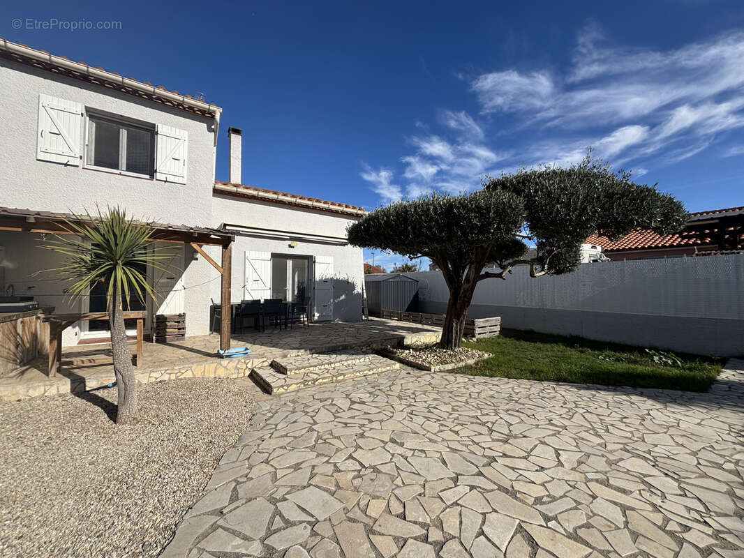 Maison à SAINT-LAURENT-DE-LA-SALANQUE